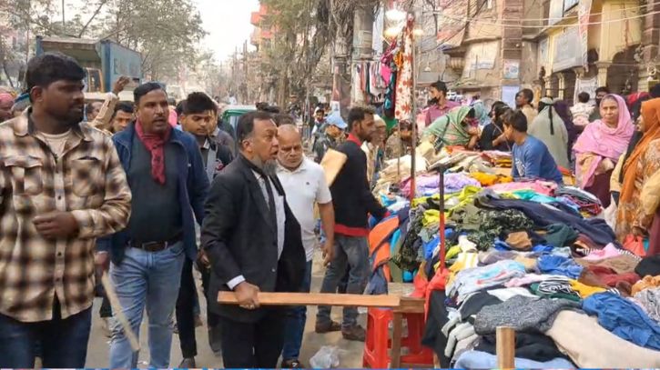 লাঠি হাতে হকার উচ্ছেদ করলেন টিপু