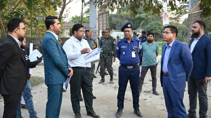 আড়াইহাজারে ভোটকেন্দ্র পরিদর্শনে জেলা প্রশাসক