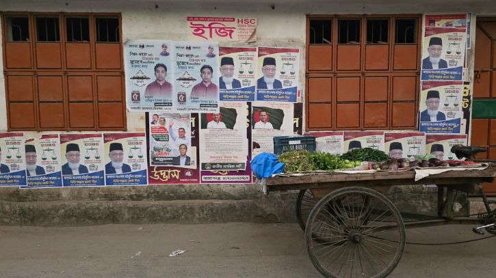 সময় পেরিয়ে গেলেও সরেনি পোস্টার-ফেস্টুন