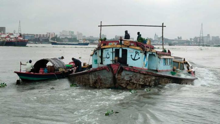 শীতলক্ষ্যা নদীতে বেপরোয়া বাল্কহেড, সুকানীসহ ২ গ্রেপ্তার