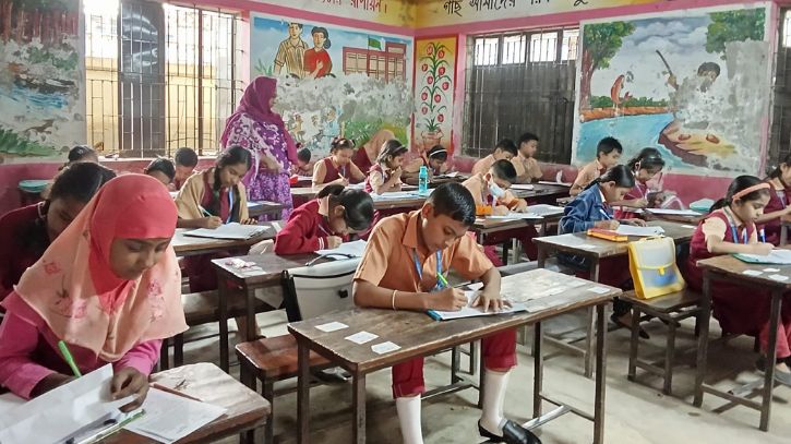 একদিকে শিক্ষকদের আন্দোলন, অন্যদিকে চলছে পরীক্ষা