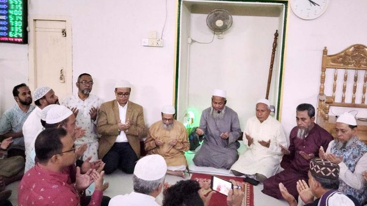 খালেদা জিয়ার সুস্থতা কামনায় মহানগর বিএনপির মিলাদ ও দোয়া