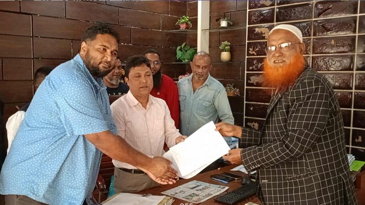 বন্দরে গ্যাসের দাবিতে ইউএনও’কে স্মারকলিপি