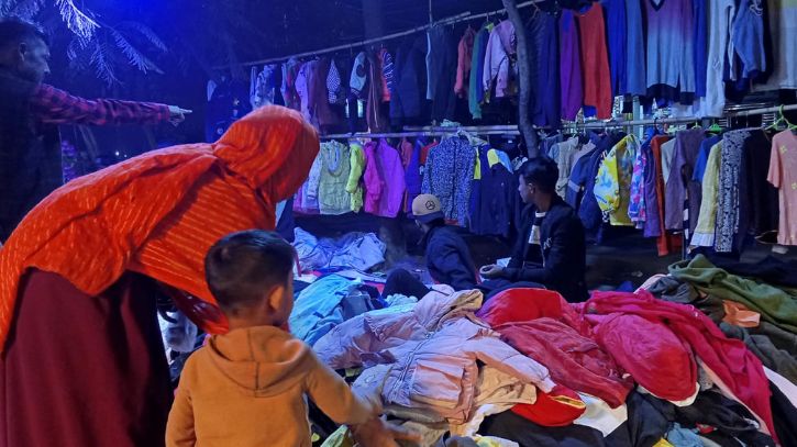 শীতের কাপড়ে গরম ফুটপাত