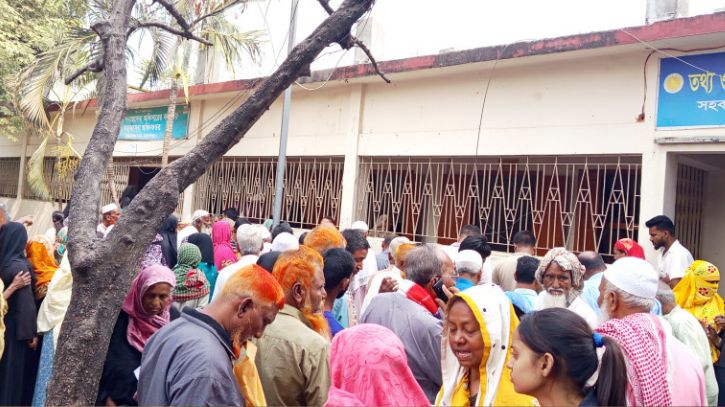 সদরে চলছে ভাতাভোগীদের লাইভ ভেরিফিকেশন, ভিড় ও ভোগান্তি