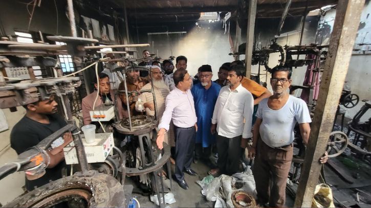 অগ্নিকাণ্ডে ক্ষতিগ্রস্ত ব্যবসায়ীদের পাশে থাকার আশ্বাস মাসুদুজ্জামানের