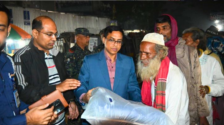ভাসমান মানুষদের মাঝে জেলা প্রশাসকের কম্বল বিতরণ
