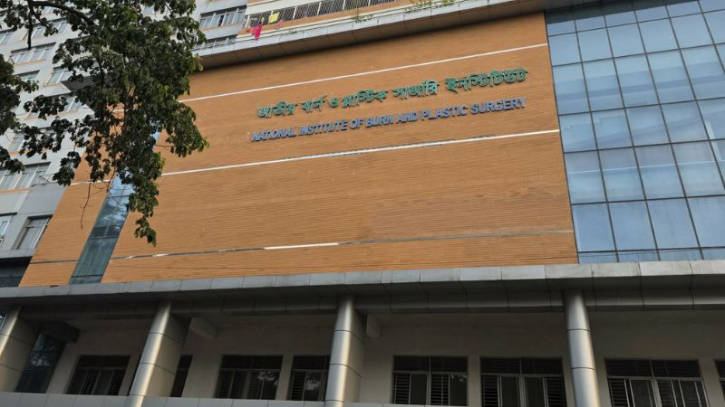 মোবাইল চার্জার বিস্ফোরণ: গৃহকর্তার মৃত্যু, মা-দুই কন্যা হাসপাতালে