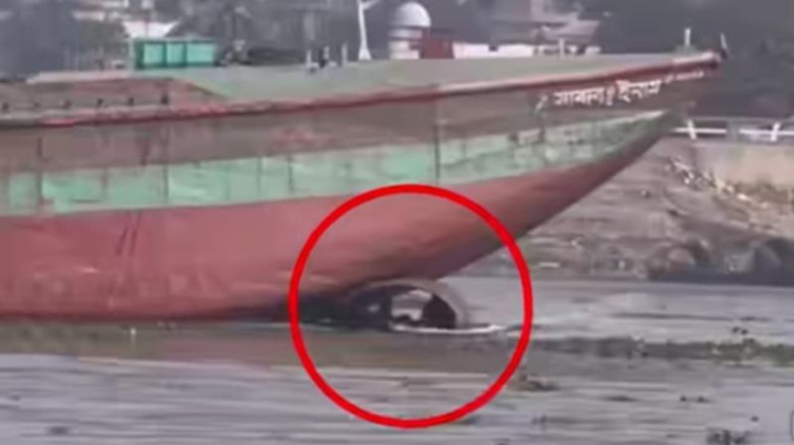 শীতলক্ষ্যায় বাল্কহেডের ধাক্কায় ডুবলো যাত্রীবাহী নৌকা শীতলক্ষ্যায় বাল্কহেডের ধাক্কায় ডুবলো যাত্রীবাহী নৌকা
