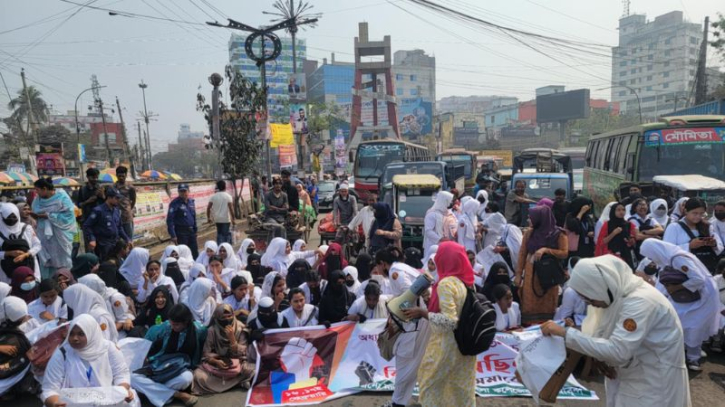 অধ্যক্ষের বদলি আদেশ বাতিলের দাবি, ঘণ্টাব্যাপী শিক্ষার্থীদের অবরোধ