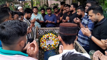 জুলাই অভ্যুত্থানে শহীদ স্বজনের কবর জিয়ারত এনসিপির