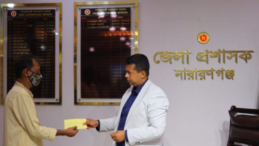বিপদগ্রস্ত চার জন পেলেন ডিসির আর্থিক সহায়তা