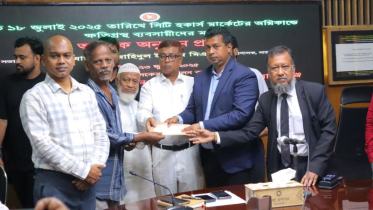 অগ্নিকাণ্ডে ক্ষতিগ্রস্ত ২৫ ব্যবসায়ী পেল প্রশাসনের আর্থিক সহায়তা