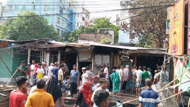 চাষাড়ার হকার্স মার্কেটে ভয়াবহ আগুনে পুড়েছে ৩০ দোকান