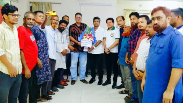 নারায়ণগঞ্জ প্রেসক্লাবকে বন্দরের সাংবাদিকদের ফুলেল শুভেচ্ছা