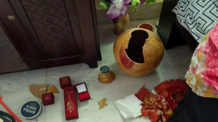 আড়াইহাজারে ব্যবসায়ীর বাড়িতে ডাকাতি আড়াইহাজারে ব্যবসায়ীর বাড়িতে ডাকাতি