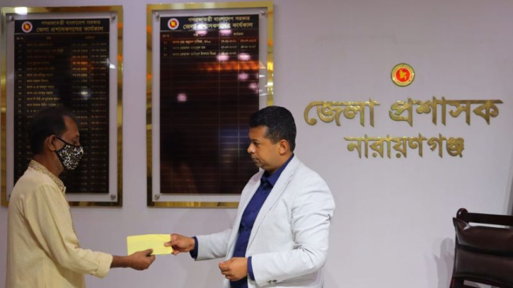 বিপদগ্রস্ত চার জন পেলেন ডিসির আর্থিক সহায়তা বিপদগ্রস্ত চার জন পেলেন ডিসির আর্থিক সহায়তা