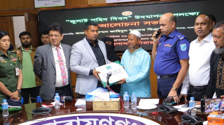 সমাজ পরিবর্তনে শহীদদের ত্যাগ ধারণ করতে হবে: ডিসি