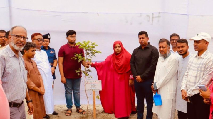 শহীদদের স্মরণে ‘এক শহীদ, এক বৃক্ষ’ কর্মসূচিতে ২১টি বকুল গাছ রোপণ শহীদদের স্মরণে ‘এক শহীদ, এক বৃক্ষ’ কর্মসূচিতে ২১টি বকুল গাছ রোপণ