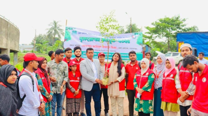 পাখিদের বিশ্রাম ও খাদ্য নিশ্চিত করতে ডিসির জামগাছ রোপণ পাখিদের বিশ্রাম ও খাদ্য নিশ্চিত করতে ডিসির জামগাছ রোপণ