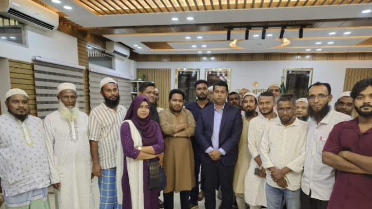 ডিসির কাছে সমস্যা তুলে ধরলেন ‘পাকিস্তানি খাদের’ বাসিন্দারা ডিসির কাছে সমস্যা তুলে ধরলেন ‘পাকিস্তানি খাদের’ বাসিন্দারা
