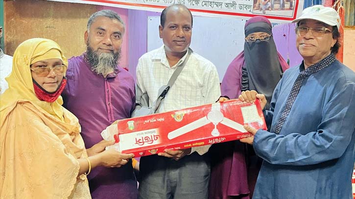 প্রতিবন্ধী স্কুলে সিলিং ফ্যান বিতরণ মানব কল্যাণ পরিষদের