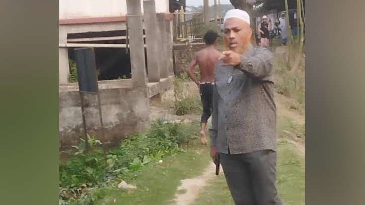 রূপগঞ্জে তর্কের জেরে পিস্তল বের করে তোপের মুখে রূপগঞ্জে তর্কের জেরে পিস্তল বের করে তোপের মুখে