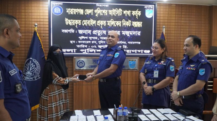 ৩১টি হারানো মোবাইল ফেরত পেলেন মালিকরা
