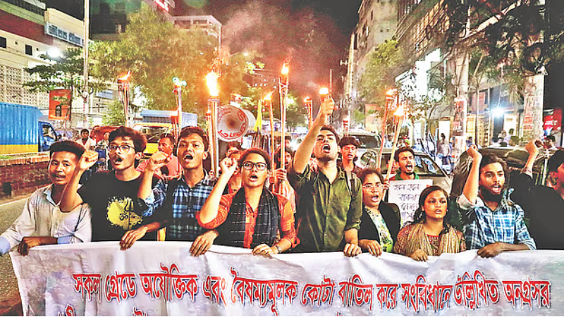 ঢাকা বিশ্ববিদ্যালয়ে আন্দোলনরত শিক্ষার্থীদের ওপর ছাত্রলীগের হামলার ঘটনা ঘটলে এর প্রতিবাদে শহরে মশালমিছিল বের করেন নারায়ণগঞ্জের শিক্ষার্থীরা। গত ১৫ জুলাই সন্ধ্যায় চাষাঢ়ায় তোলা