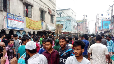 আবির ফ্যাশনে শ্রমিক ছাঁটাই: ফতুল্লায় শ্রমিকদের বিক্ষোভ