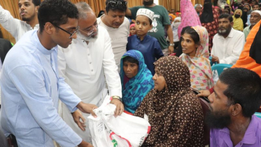 প্রতিবন্ধীদের মধ্যে খোকনের ঈদ সামগ্রী বিতরণ