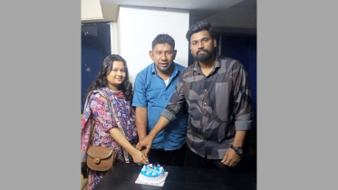 বাবা দিবসে সম্পাদক পিতাকে কেক কেটে শুভেচ্ছা কন্যার