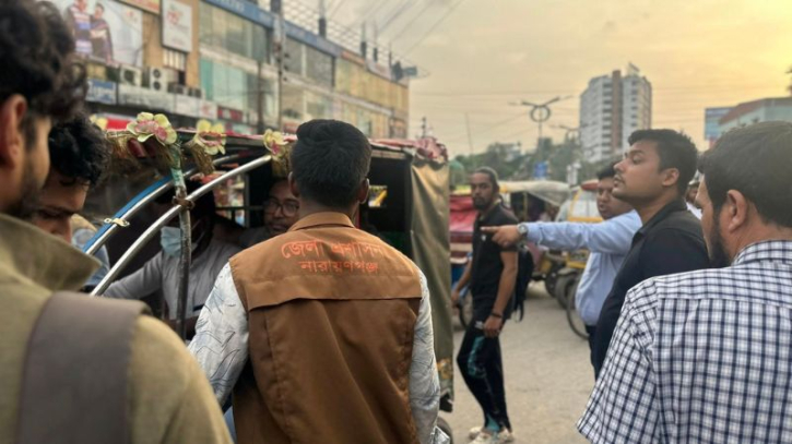 চাষাড়ায় রঙবিহীন ইজিবাইক ও অটোরিকশার বিরুদ্ধে জরিমানা চাষাড়ায় রঙবিহীন ইজিবাইক ও অটোরিকশার বিরুদ্ধে জরিমানা