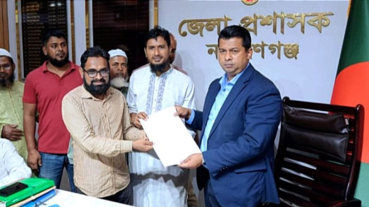 জলাবদ্ধতা নিরসনে এলাকাবাসীর মানববন্ধন ও ডিসিকে স্মারকলিপি