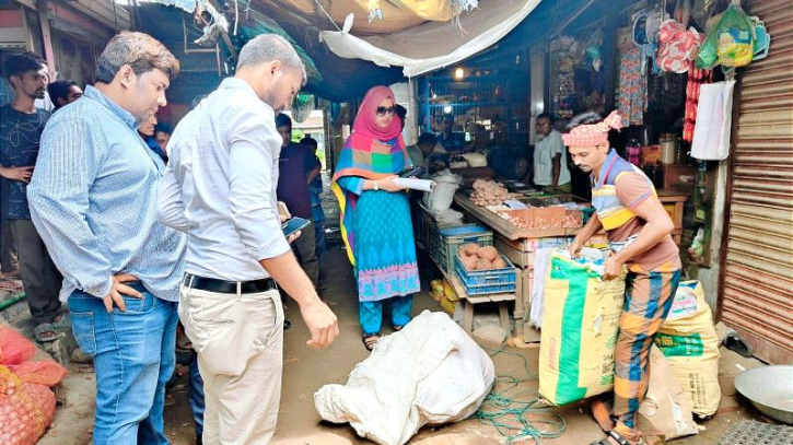 ফতুল্লায় ২০৪ কেজি নিষিদ্ধ পলিথিন জব্দ, দোকানিকে জরিমানা ফতুল্লায় ২০৪ কেজি নিষিদ্ধ পলিথিন জব্দ, দোকানিকে জরিমানা