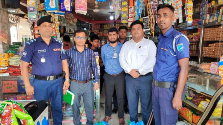 ফতুল্লায় নিষিদ্ধ পলিথিন বিক্রির দায়ে দুই প্রতিষ্ঠানকে জরিমানা ফতুল্লায় নিষিদ্ধ পলিথিন বিক্রির দায়ে দুই প্রতিষ্ঠানকে জরিমানা