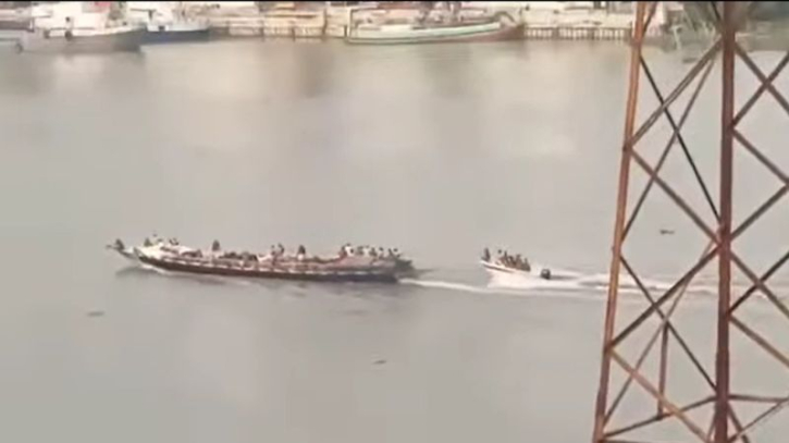 নদীপথে অসহায় গরু ব্যাপারীরা 