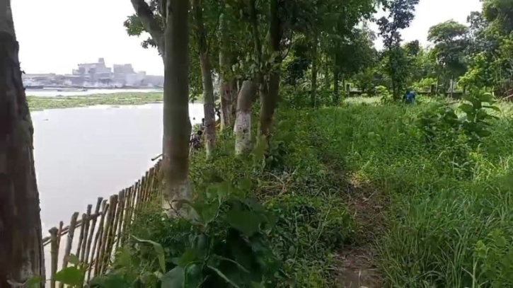 শীতলক্ষ্যার ভাঙনে বিলীন হতে বসেছে শান্তিনগর কবরস্থান শীতলক্ষ্যার ভাঙনে বিলীন হতে বসেছে শান্তিনগর কবরস্থান