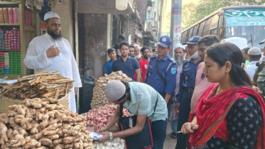 মীর জুমলা সড়কে অবৈধ দোকানপাট ও হকার উচ্ছেদ অভিযান