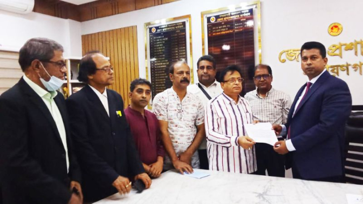 ‘ঢাকা নগর পরিবহন’ এর ভাড়া কমানোর দাবিতে ডিসিকে স্মারকলিপি