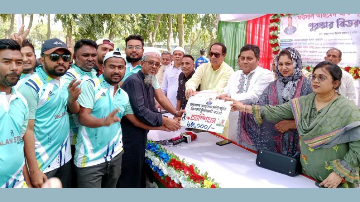 মন্টি স্মৃতি ক্রিকেট টুর্নামেন্টের পুরস্কার বিতরণ অনুষ্ঠিত মন্টি স্মৃতি ক্রিকেট টুর্নামেন্টের পুরস্কার বিতরণ অনুষ্ঠিত