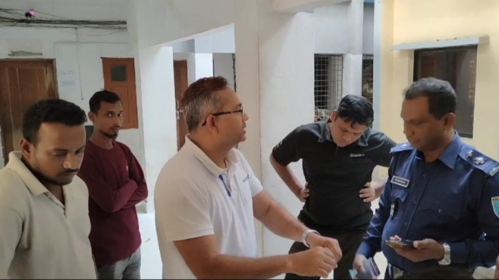 হত্যা মামলার আসামি নিয়াজকে ধরে পুলিশে দিলো জনতা হত্যা মামলার আসামি নিয়াজকে ধরে পুলিশে দিলো জনতা
