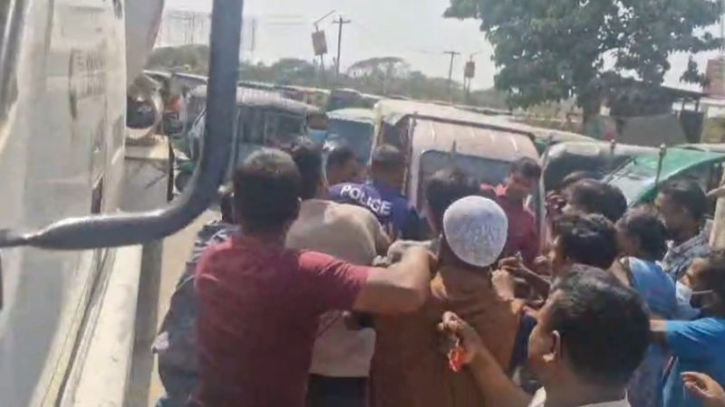 রূপগঞ্জে সিএনজি চালকদের বিরুদ্ধে দুই পুলিশ সদস্যকে মারধরের অভিযোগ রূপগঞ্জে সিএনজি চালকদের বিরুদ্ধে দুই পুলিশ সদস্যকে মারধরের অভিযোগ