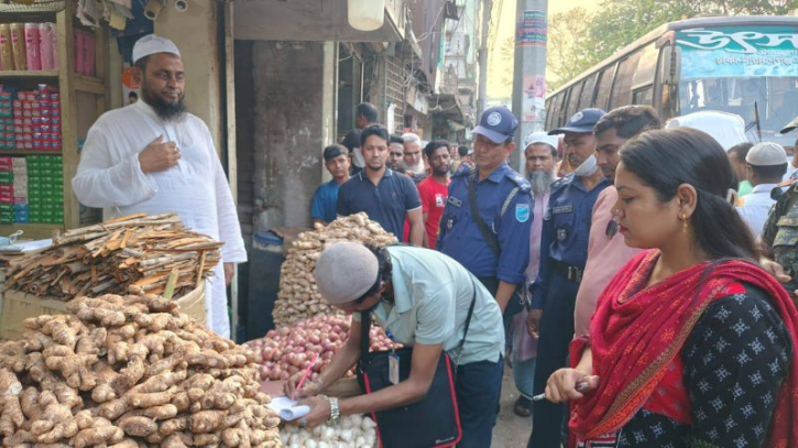 মীর জুমলা সড়কে অবৈধ দোকানপাট ও হকার উচ্ছেদ অভিযান মীর জুমলা সড়কে অবৈধ দোকানপাট ও হকার উচ্ছেদ অভিযান