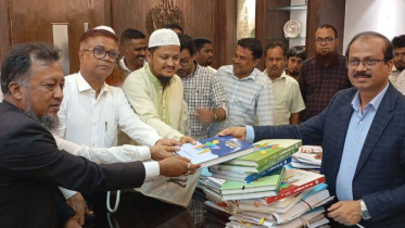 নাসিক প্রশাসককে চব্বিশের শহীদ স্মরণে স্মারক বই উপহার দিলো জামায়াত