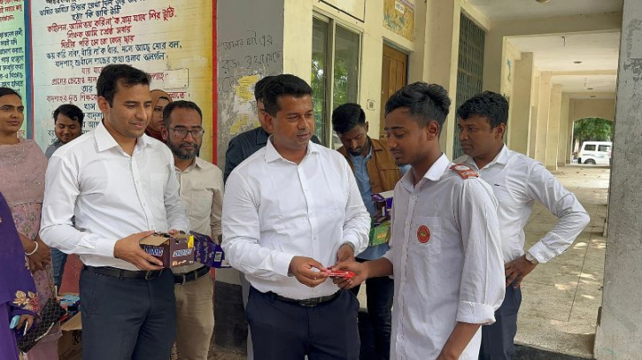 এসএসসি’র শেষ দিনে শিক্ষার্থীদের চকলেট দিয়ে শুভেচ্ছা জানালেন ডিসি এসএসসি’র শেষ দিনে শিক্ষার্থীদের চকলেট দিয়ে শুভেচ্ছা জানালেন ডিসি
