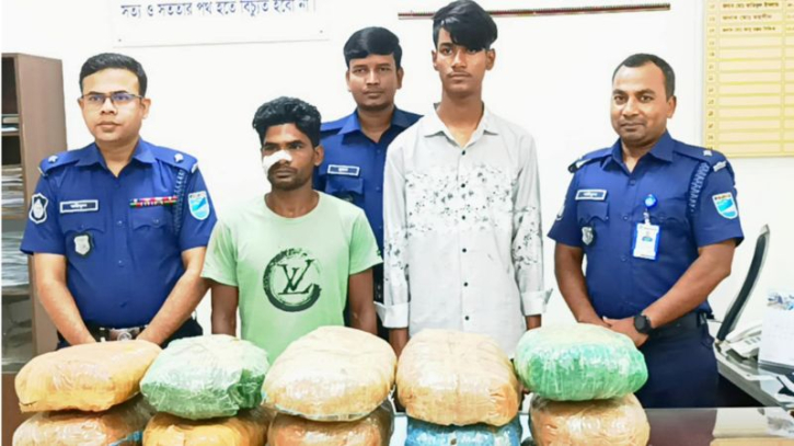 বন্দরে ট্রাকে তল্লাশি, ৩০ কেজি গাঁজাসহ ২ মাদক ব্যবসায়ী গ্রেপ্তার বন্দরে ট্রাকে তল্লাশি, ৩০ কেজি গাঁজাসহ ২ মাদক ব্যবসায়ী গ্রেপ্তার