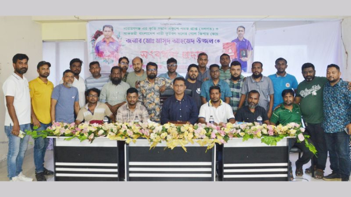 সাফ জয়ী নারী ফুটবল দলের কোচ উজ্জলকে সংবর্ধনা সাফ জয়ী নারী ফুটবল দলের কোচ উজ্জলকে সংবর্ধনা