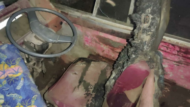 লিংক রোডে সড়কের পাশে দাঁড়ানো বাসে অগ্নিসংযোগ লিংক রোডে সড়কের পাশে দাঁড়ানো বাসে অগ্নিসংযোগ