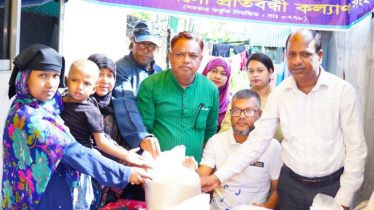 সিদ্ধিরগঞ্জে প্রতিবন্ধীদের মাঝে চাল বিতরণ